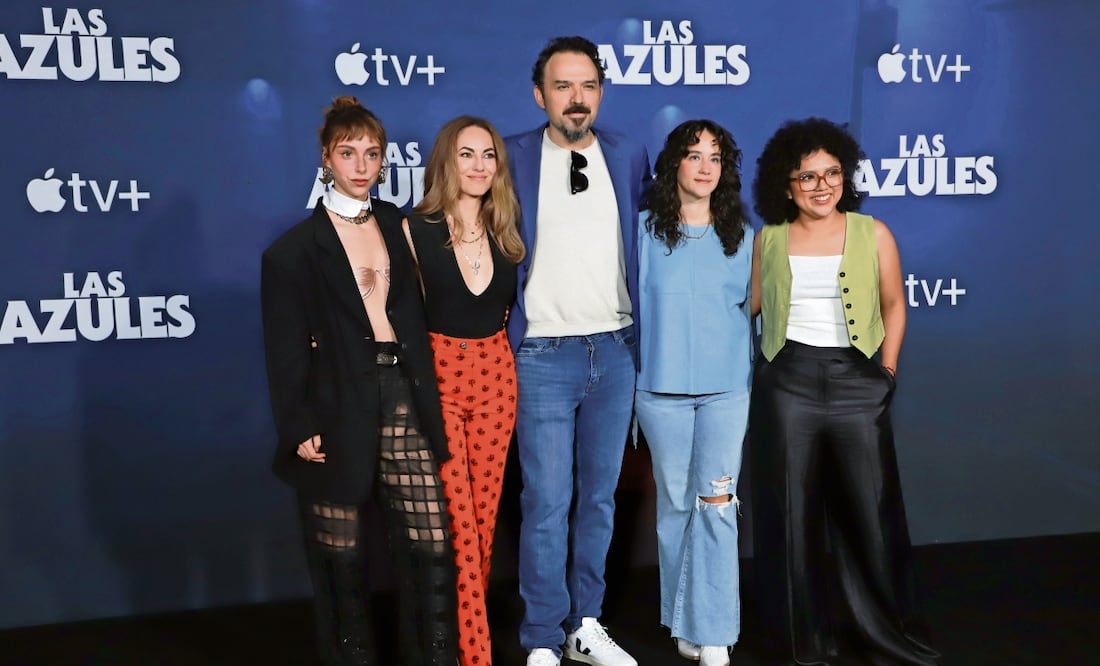 Natalia Téllez, Bárbara Mori, el director Fernando Rovzar, Ximena Sariñana y Amorita Rasgado presentaron la serie ubicada en los 70, que estrenará por Apple TV+. Foto: YARETZY M. OSNAYA. EL UNIVERSA