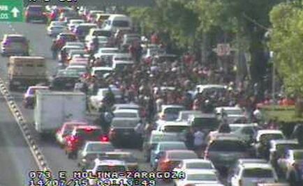 Manifestantes complican vialidad en la calzada Zaragoza