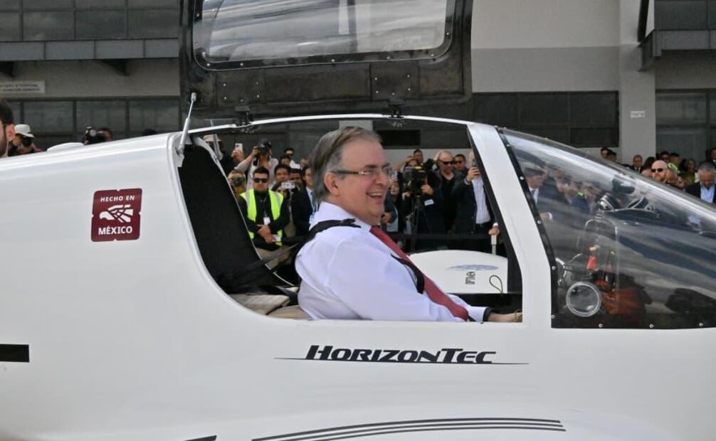 Marcelo Ebrard durante la entrega del certificado de Aprobación de Tipo Aeronave Ligera Deportiva a Horizontec CRT-1041/2025. Foto: Secretaría de Economía