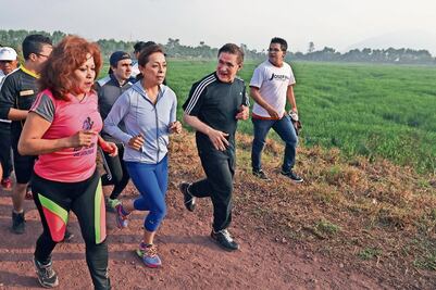 Josefina promete llevar agua potable a vecinos de Ecatepec