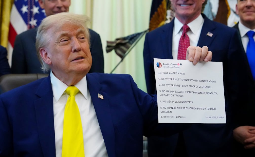 Donald Trump sostiene una impresión de una publicación en Truth Social sobre The Save America Act, una de las iniciativas que ha promovido desde la plataforma. Foto: AP