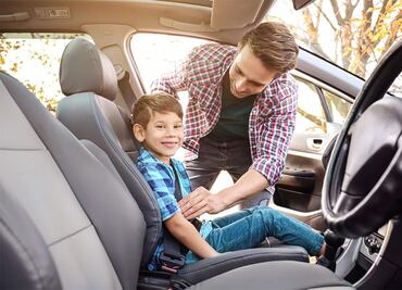 De cuánto es la multa por llevar niños en el asiento de adelante del auto