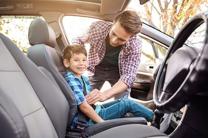De cuánto es la multa por llevar niños en el asiento de adelante del auto