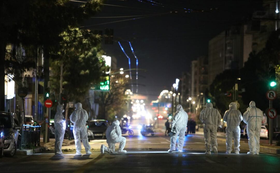 Un equipo del departamento de desactivación de artefactos explosivos recopila pruebas tras una explosión en las oficinas de Hellenic Train en la avenida Syggrou, Atenas, Grecia. (11/04/25) Foto: EFE