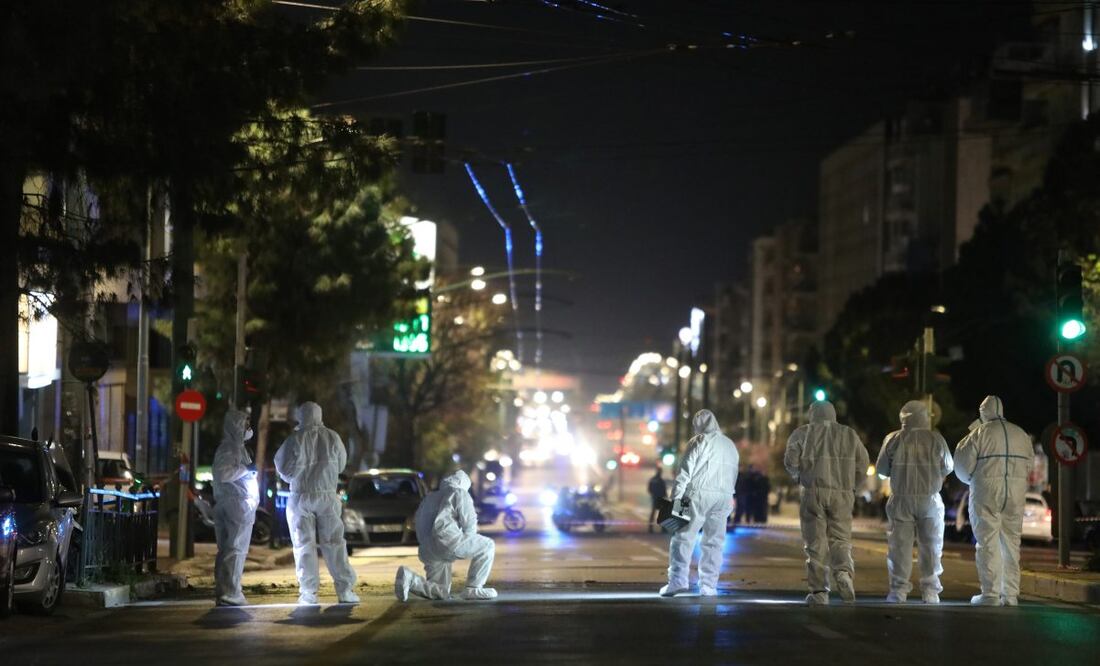 Un equipo del departamento de desactivación de artefactos explosivos recopila pruebas tras una explosión en las oficinas de Hellenic Train en la avenida Syggrou, Atenas, Grecia. (11/04/25) Foto: EFE
