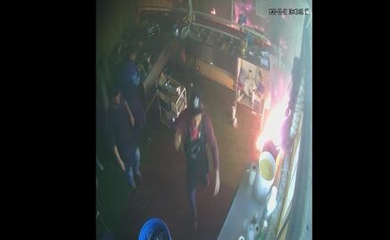 VIDEO: Hombres armados incendian taquería con empleados dentro en Celaya 