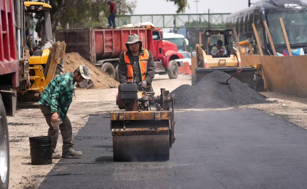 Una vez concluido el relleno y compactación del suelo con maquinarias manuales y un rodillo vibratorio para la restitución del terreno, se procedió al retiro de escombro y la restitución de la carpeta asfáltica.
Foto: Especial.