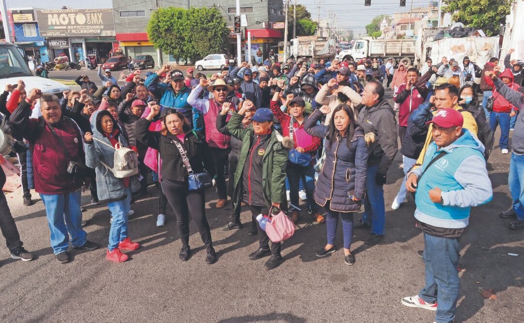 Los trabajadores del Sistema de Agua Potable y Saneamiento de Ecatepec tomaron diversas vialidades del municipio desde temprano los cierres, empleando camiones de basura para los bloqueos. Foto: de  GALO CAÑAS. CUARTOSCURO