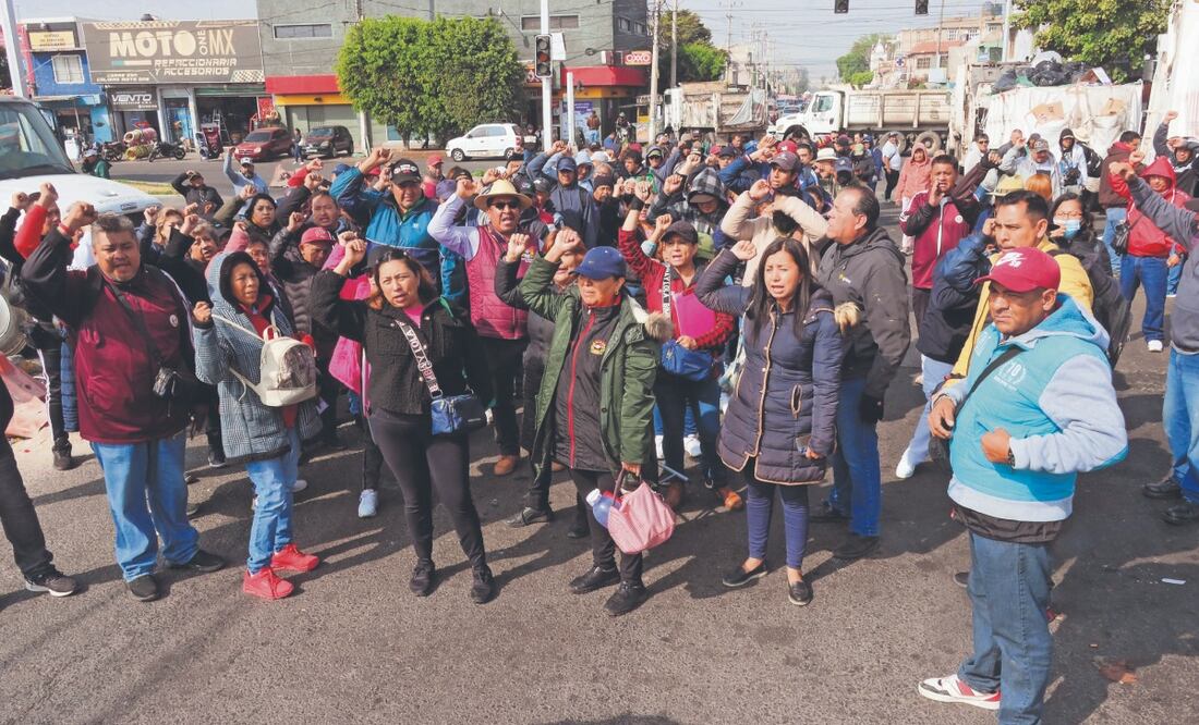 Los trabajadores del Sistema de Agua Potable y Saneamiento de Ecatepec tomaron diversas vialidades del municipio desde temprano los cierres, empleando camiones de basura para los bloqueos. Foto: de GALO CAÑAS. CUARTOSCURO