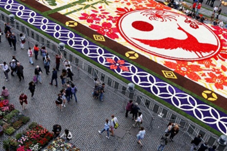 Alfombra de flores cubre la Grand-Place de Bruselas