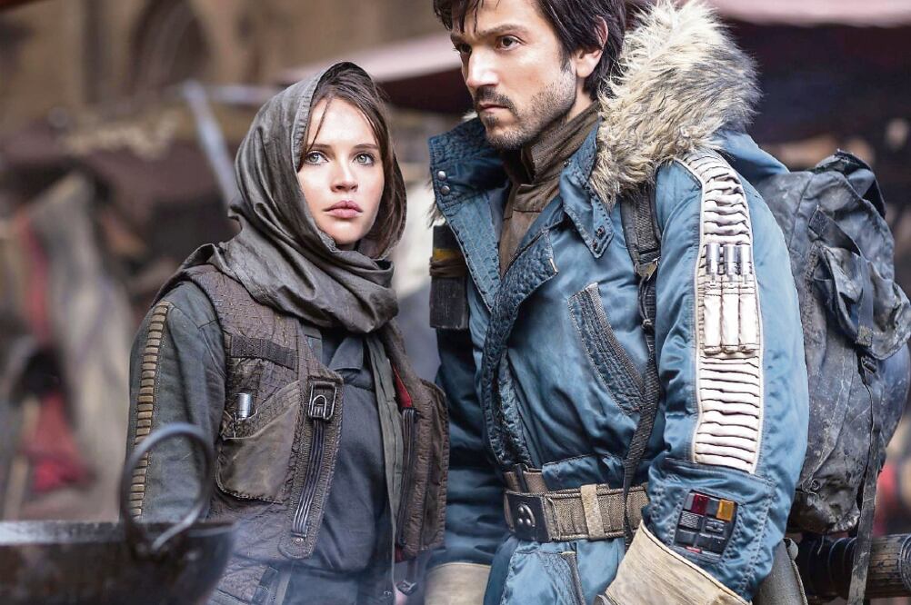 Diego Luna interpreta al capitán Cassian Andor, mientras que Felicity Jones encarna a Jyn Erso. (CORTESÍA)