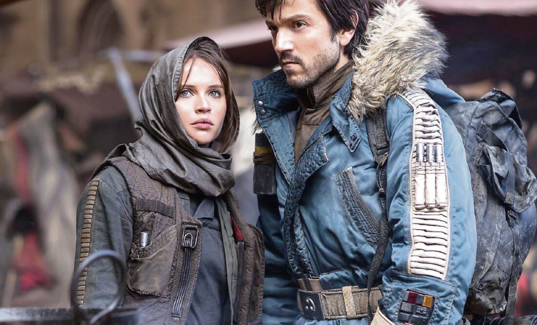 Diego Luna interpreta al capitán Cassian Andor, mientras que Felicity Jones encarna a Jyn Erso. (CORTESÍA)