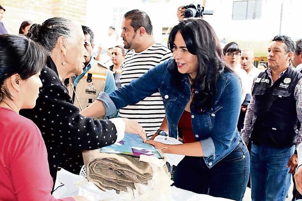 La delegada en Iztapalapa, Dione Anguiano, encabezó la entrega de costales de hidrogel para habitantes de zona susceptibles a inundaciones (ESPECIAL)