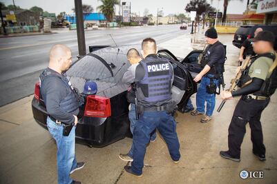 Denuncian arrestos de cientos en redadas