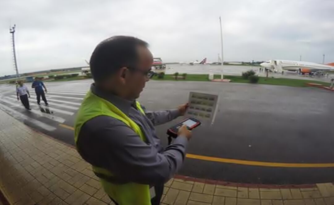 Galo Beltran, Cuba country manager for American Airlines, tests a handheld baggage scanner at Havana’s Jose Marti International Airport. (Photo: AP)