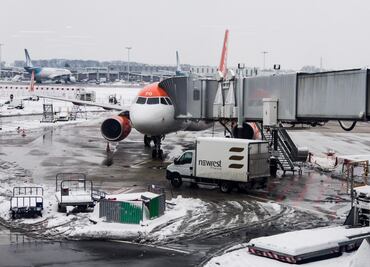 Tormenta invernal obliga a cancelar vuelos y cerrar carreteras en EU