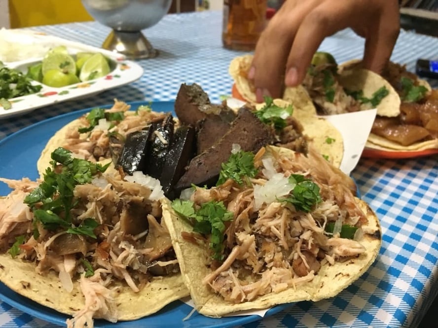 Michoacán: uno de los platillos más típicos son las carnitas, tradicionalmente se cocinan en ollas de cobre (fabricadas en Santa Clara del Cobre)