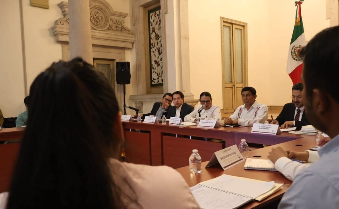 Mesa de diálogo entre la Coordinadora Nacional de Trabajadores de la Educación (CNTE), y autoridades de la Secretaría de Gobernación, Educación Pública, ISSSTE y el gobernador de Oaxaca, Salomón Jara. Foto: Especial
