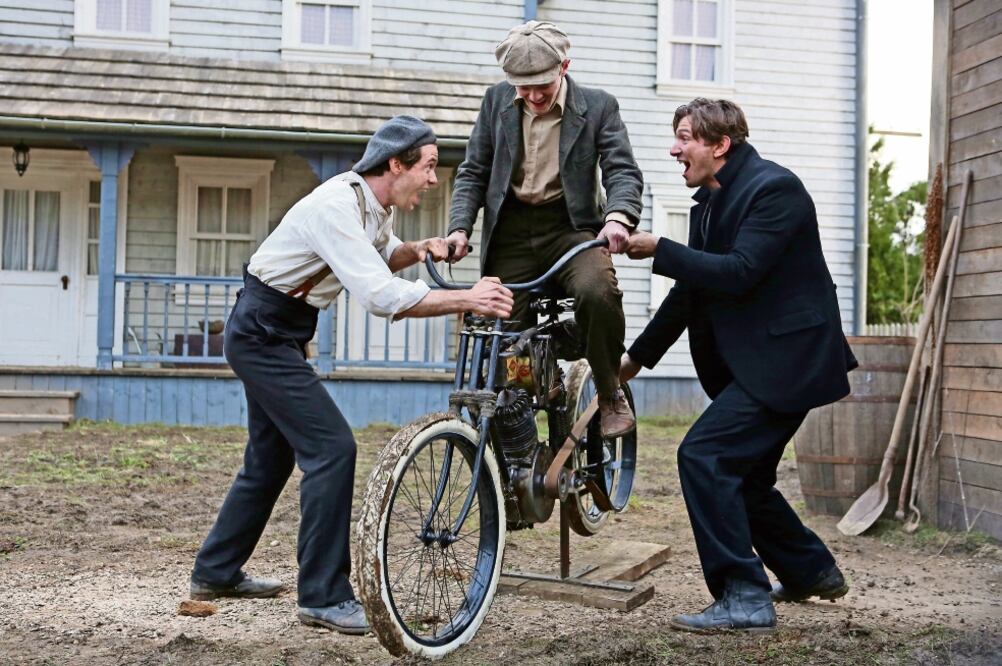 Bug Hall, Michiel Huisman y Robert Aramayo dan vida a los creadores de la marca americana de motocicletas (DISCOVERY)