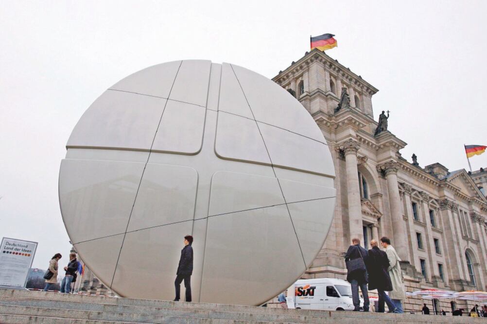 Consumo. Cada día se consumen 200 millones de aspirinas en el mundo; en la imagen, exposición de una escultura del medicamento frente al Bundestag en Berlín, Alemania. Foto: ARCHIVO EL UNIVERSAL.