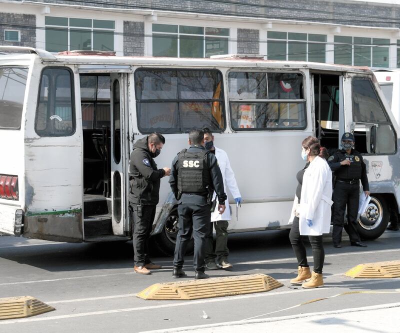 Policías y servicios periciales llegaron al lugar a hacer el levantamiento del cuerpo del presunto ladrón. La justiciera huyó. HUGO GARCÍA. EL UNIVERSAL