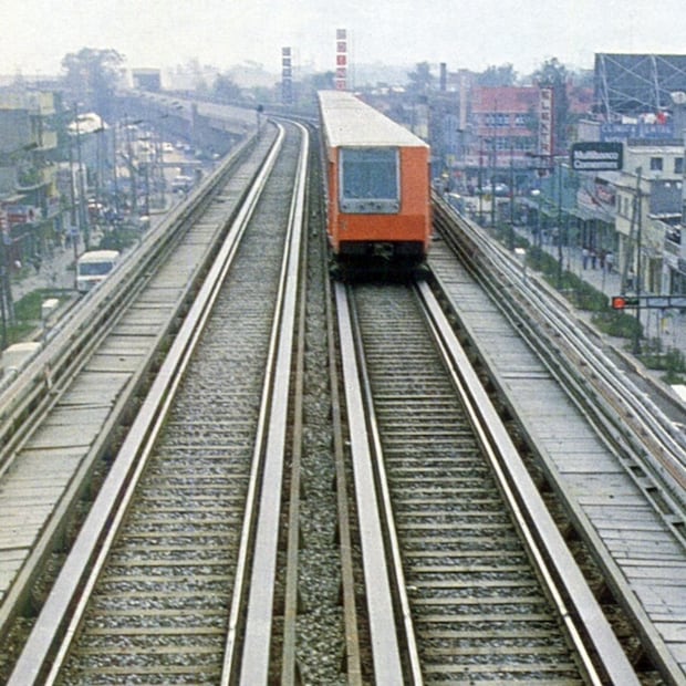 La línea 4 del Metro entre las estaciones Bondojito y Consulado en los años ochenta, poco después de su inauguración. Se ve la esquina de Congreso de la Unión y Oriente 95; la tienda Elektra aún existe. Imagen: Colección Villasana.