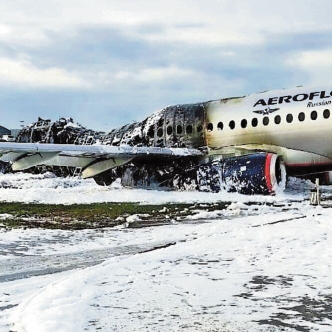 Parte del fuselaje quemado del Superjet 100 que el domingo ardió, tras aterrizar de emergencia, en Moscú; los peritos recuperaron las cajas negras. MOSCOW NEWS AGENCY