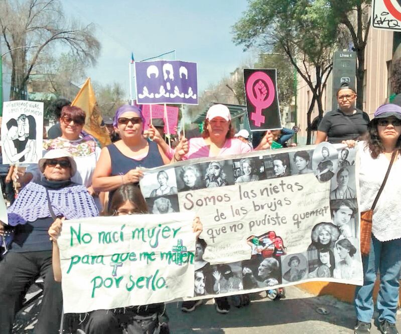 Josefina García (primera de la izq.) dice que necesitaba ir a la marcha, porque acompañará a las mujeres “hasta el último día de su vida”. Foto: SUSANA ZAVALA. EL UNIVERSAL