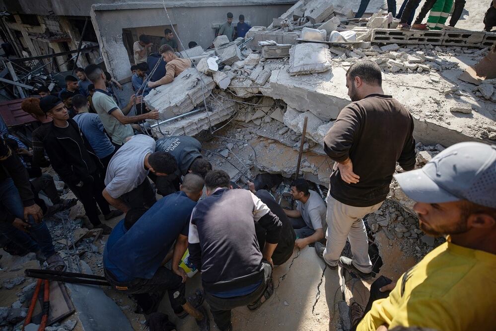 Palestinos buscan a sus familiares entre los escombros tras un ataque en Jabalia, en el norte de la Franja de Gaza, el 23 de mayo. FOTO: EFE