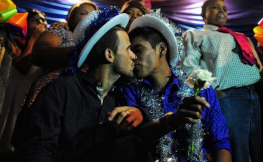 Parejas LGBT de caravana migrante se casan en albergue de Tijuana