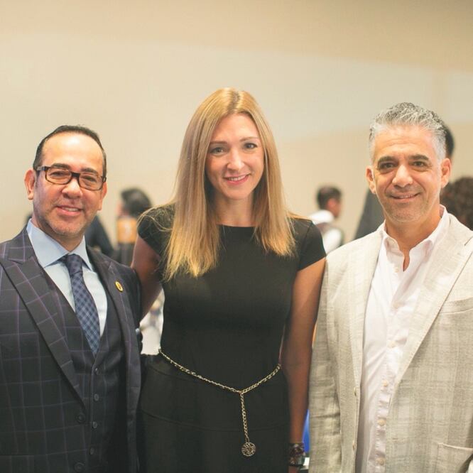 Martín Rodríguez (Coine), María Ariza (Biva) y Charles Hamparzumian (Fisher ’s), en la entrega de la Medalla VASE. CORTESÍA