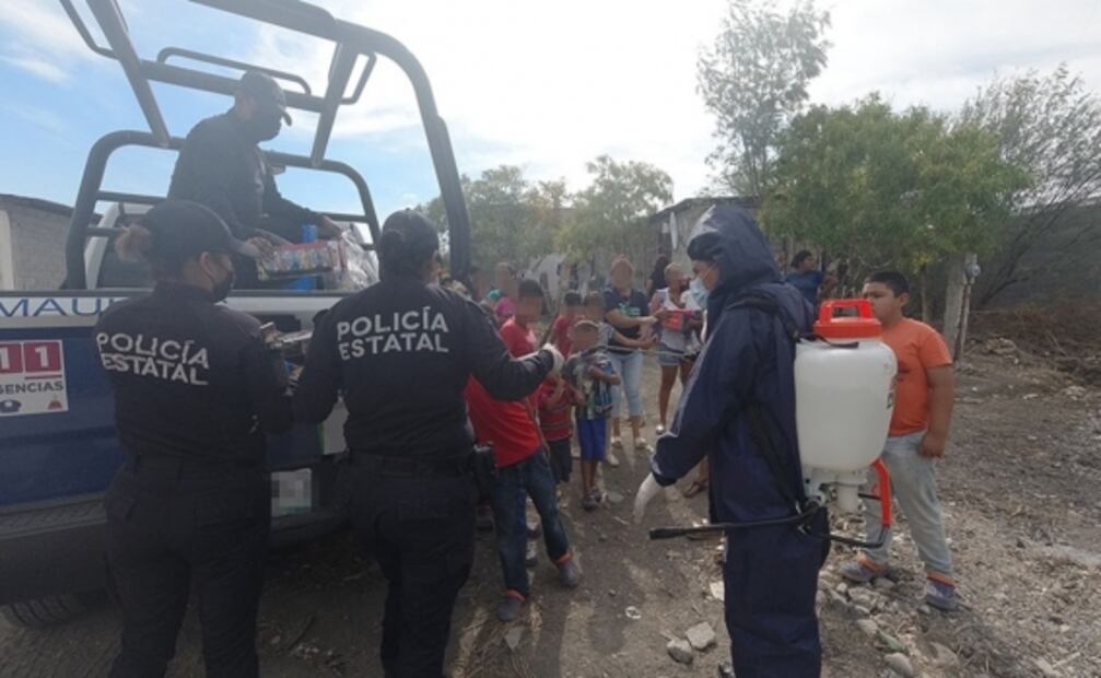 Policías estatales reparten juguetes y dulces a niños de escasos recursos en Tamaulipas