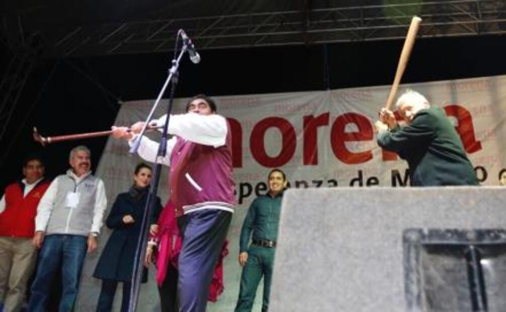 De sombreros a guantes de beisbol: los regalos a AMLO