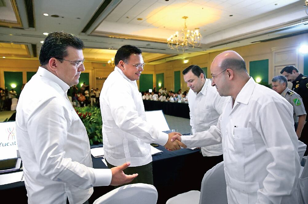 El titular de la CNS, Renato Sales (der.), participó en la inauguración de la 13 Conferencia Regional Sur del Sistema Penitenciario en Mérida, Yucatán (SNTE ARROYO)