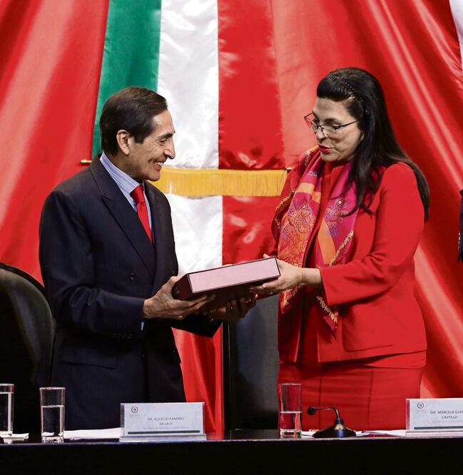 El secretario de Hacienda y Crédito Público, Rogelio Ramírez de la O, entregó ayer por la tarde el Paquete Económico 2024 a la
presidenta de la Mesa Directiva de la Cámara de Diputados, Marcela Guerra. Foto: Carlos Mejía
