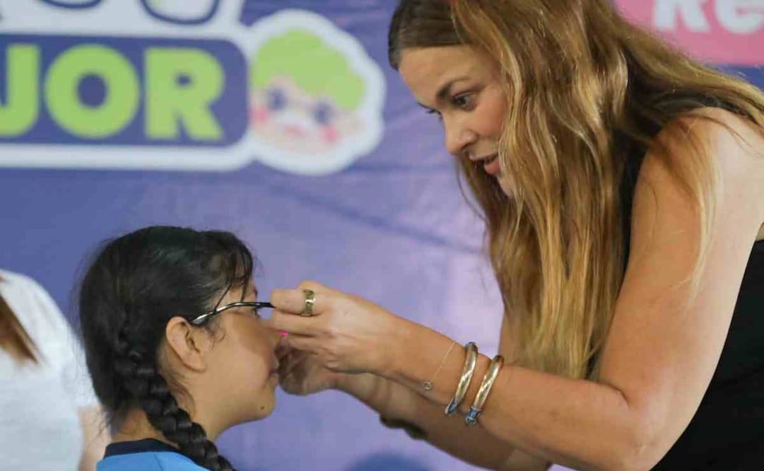 Cecilia Patrón, alcaldesa de Mérida, entrega de lentes gratuitos por el programa "Ver Mejor" / Foto: Especial