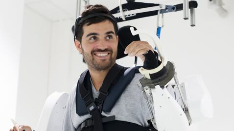 El innovador exoesqueleto que ayudó a un hombre paralítico a moverse
