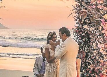 Claudia y Billy contraen matrimonio frente al mar