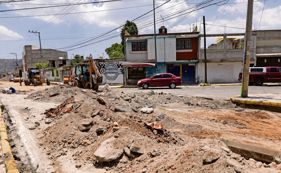 El ayuntamiento de Chalco contrató a una empresa privada para que lleve a cabo la rehabilitación del pavimento y ahora los camiones eléctricos usan otras dos calles para circular en ambos sentidos de la ruta: la avenida Bugambilias y la calle San Pablo. Foto: Hugo Salvador / EL UNIVERSAL