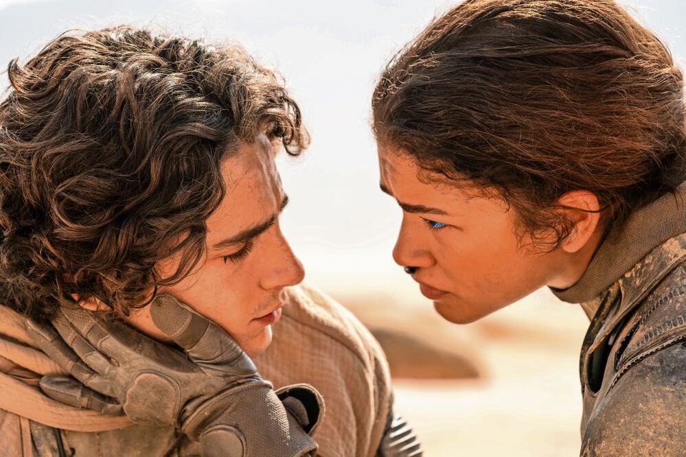 Chalamet interpreta a Paul Atreides, un guerrero que busca defender sus ideales, mientras que Zendaya es Chani, un personaje que se entrelaza en sus sueños y visiones. Foto: Legendary Pictures, Warner Bros.