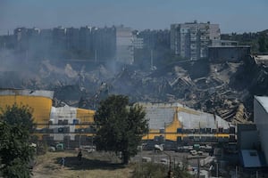 Ucrania lanza uno de sus mayores ataques aéreos de la guerra;  mata al menos a 6 personas en Rusia