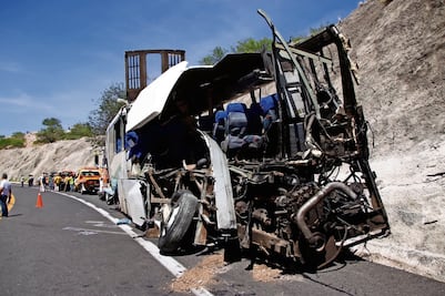 Choque en autopista deja 16 muertos