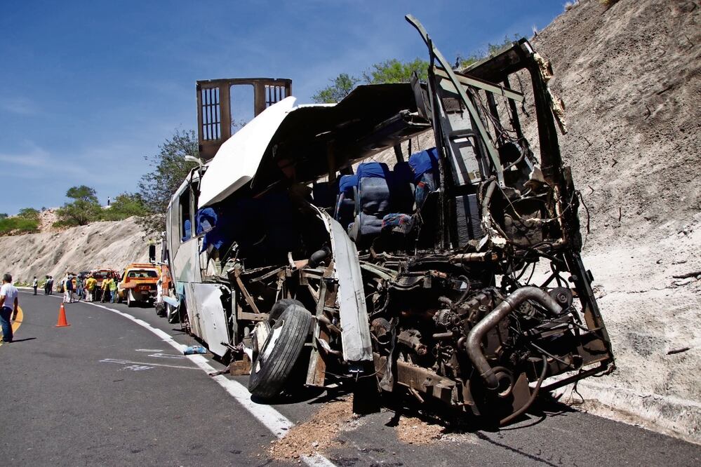 Luego del accidente en la carretera Oaxaca-Cuacnopalan, las personas lesionadas fueron trasladadas a hospitales de Tehuacán, Puebla, donde familiares esperan noticias de su estado de salud. Foto: Archivo / Cuartoscuro