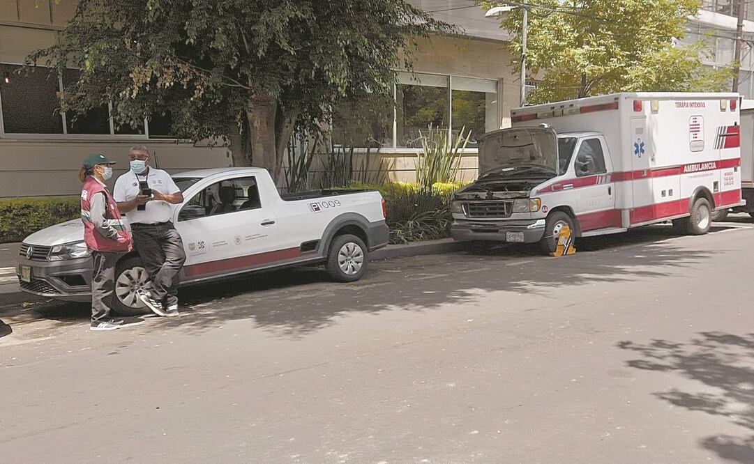 Personal de la Secretaría de Movilidad detuvo una ambulancia que no contaba con los permisos de Salud y Semovi, y le colocó la araña. Foto: René Villeda/ EL UNIVERSAL