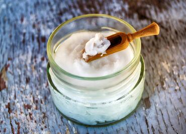 Así debes aplicar el aceite de coco en el pelo para que no quede grasoso