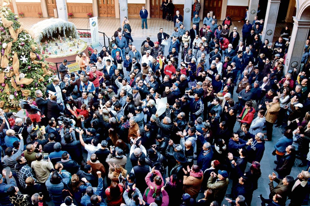 Manifestantes irrumpieron en Palacio de Gobierno para reclamar al gobernado r por no impulsar en el Congreso el descuento de la tenencia vehicular. (CUARTOSCURO)