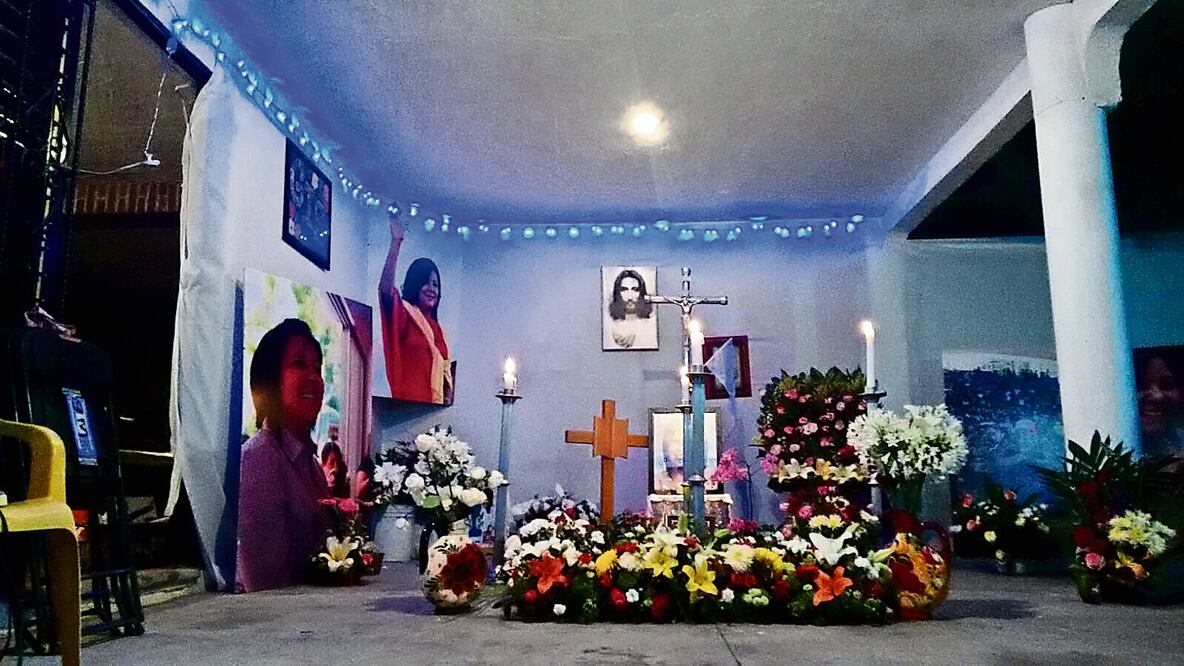 Familiares y personas cercanas a Gisela Mota Ocampo realizaron ayer el levantamiento de cruz de la que fuera la presidenta municipal de Temixco (CIUDADANOS MX)