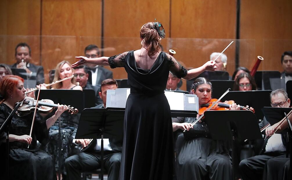 Guanajuato, Gto. 26 octubre 2023 Concierto de la Orquesta Filarmónica de Sonora y Coro del Teatro del Bicentenario interpreta Cantata Sueños de Arturo Márquez con Laura Cmet, directora invitada en el Teatro Juárez. Fotos: Berenice Fregoso El Universal