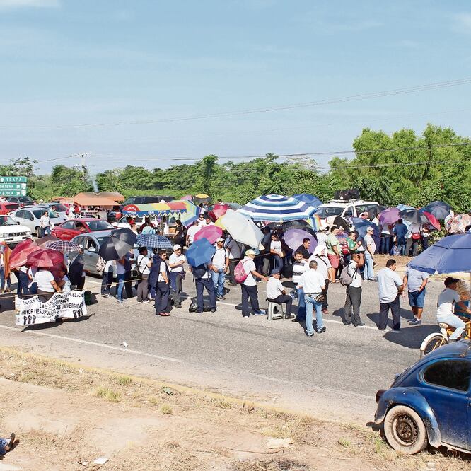 Trabajadores del Gobierno del Estado de Tabasco continúan con los cierres carreteros en demanda de pagos atrasados y aguinaldos. Foto: LUMA LÓPEZ. EL UNIVERSAL