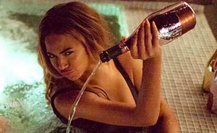 Critican a Beyoncé por bañarse con costosa champán